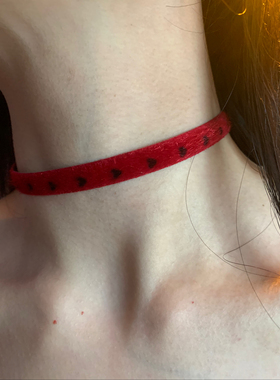 毛绒绒红色显白choker颈链女秋冬高级感颈带短款辣妹风项圈2026潮