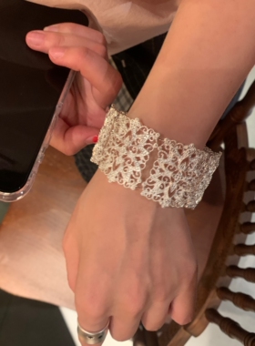 【棠洛】中古烧白蕾丝手镯女哑光雕花镂空臂环高级感臂镯2026新款