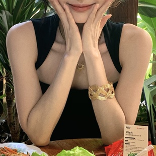 博主同款交叉编织手镯女波西米亚风金色夸张手镯可调节臂环小众潮