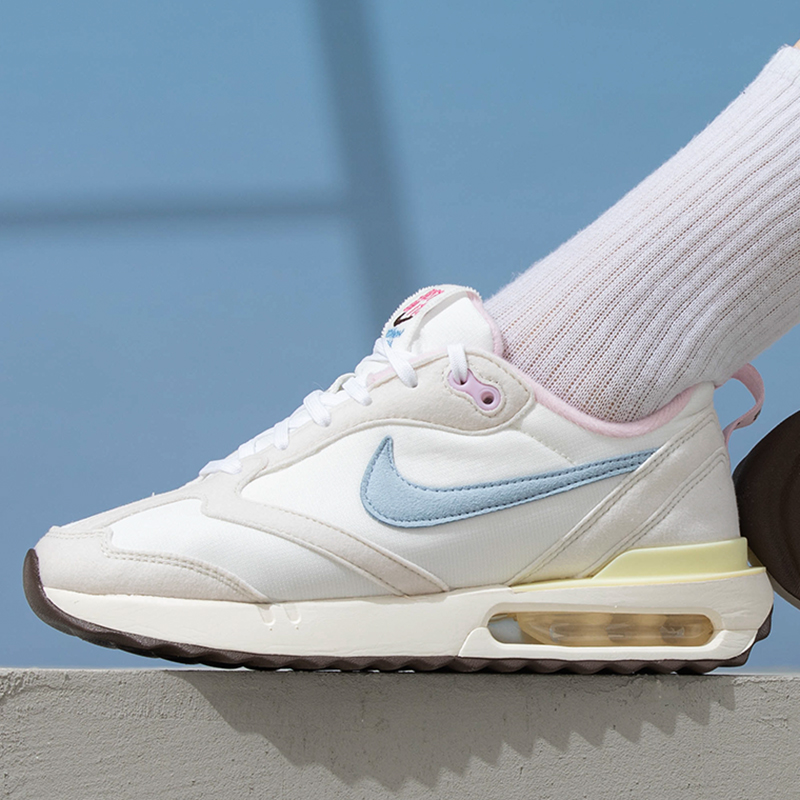 耐克女子缓震跑步鞋FN3445-141