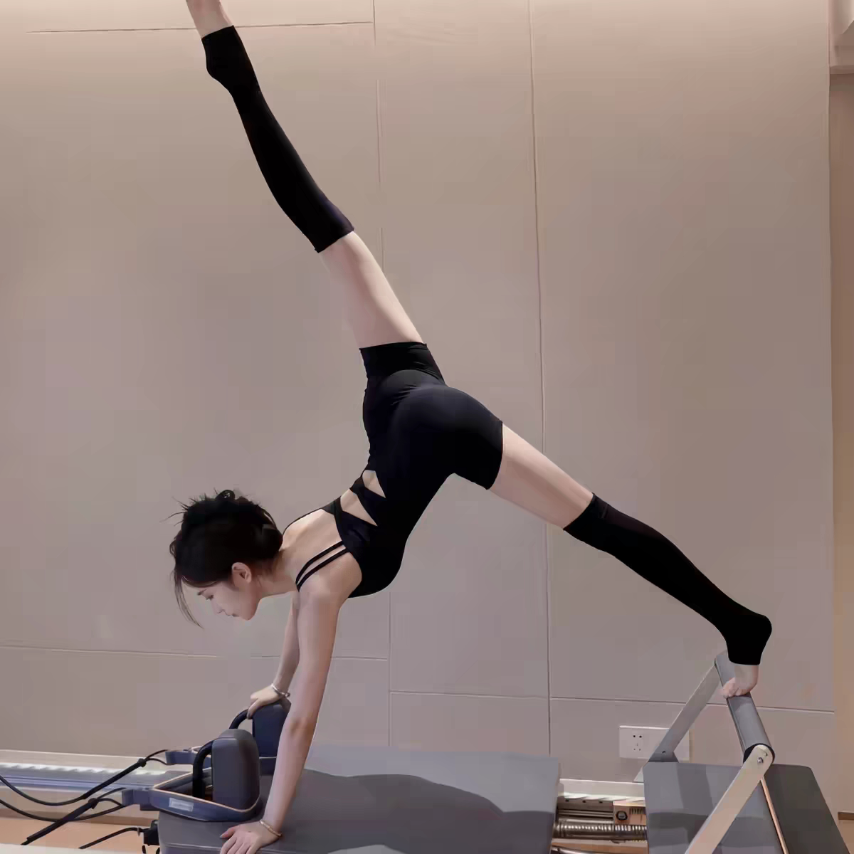 连体瑜伽服套装女2026新款高级感普拉提训练服运动上衣绝美健身服图片
