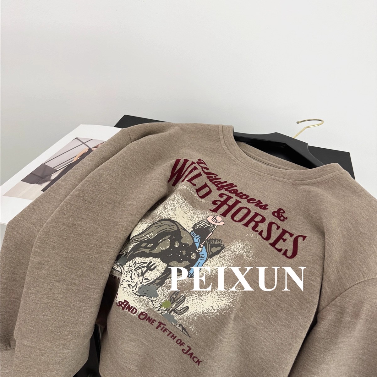 无帽圆领人物印花字母卫衣