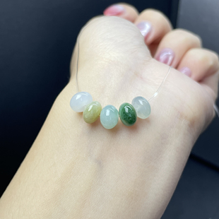 一组五个 4.8mm 翡翠多宝鼓珠 7.9