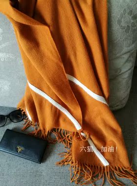 桔红色围巾镶白条纹学院风