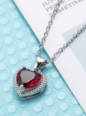 天然鸽血红冷淡风爱心锆石吊坠
