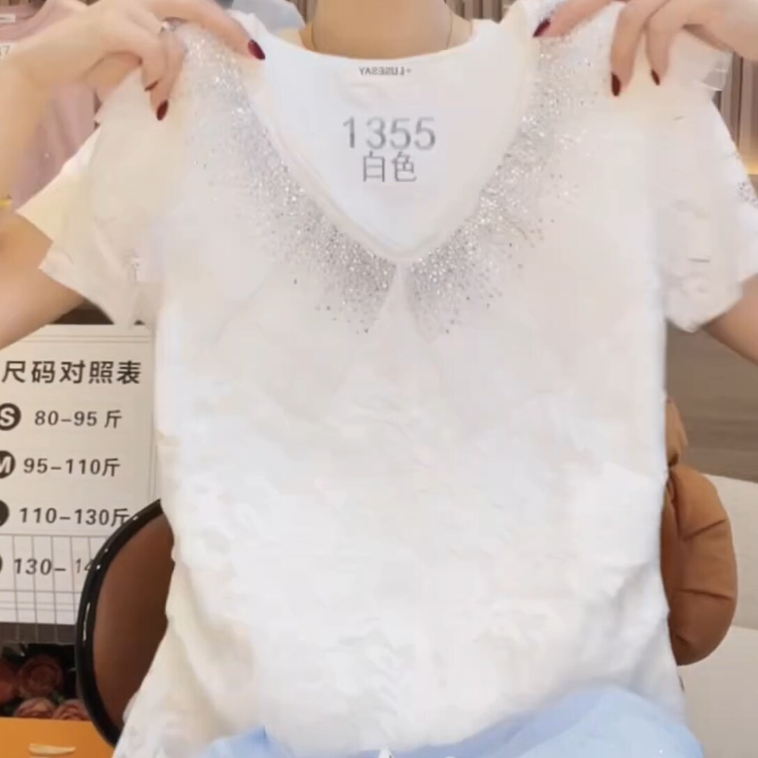 2026年夏季新款白色V领钉珠短袖T恤女洋气时尚设计感显瘦减龄上衣