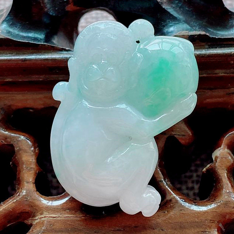 天然翡翠吊坠阳绿生肖猴
