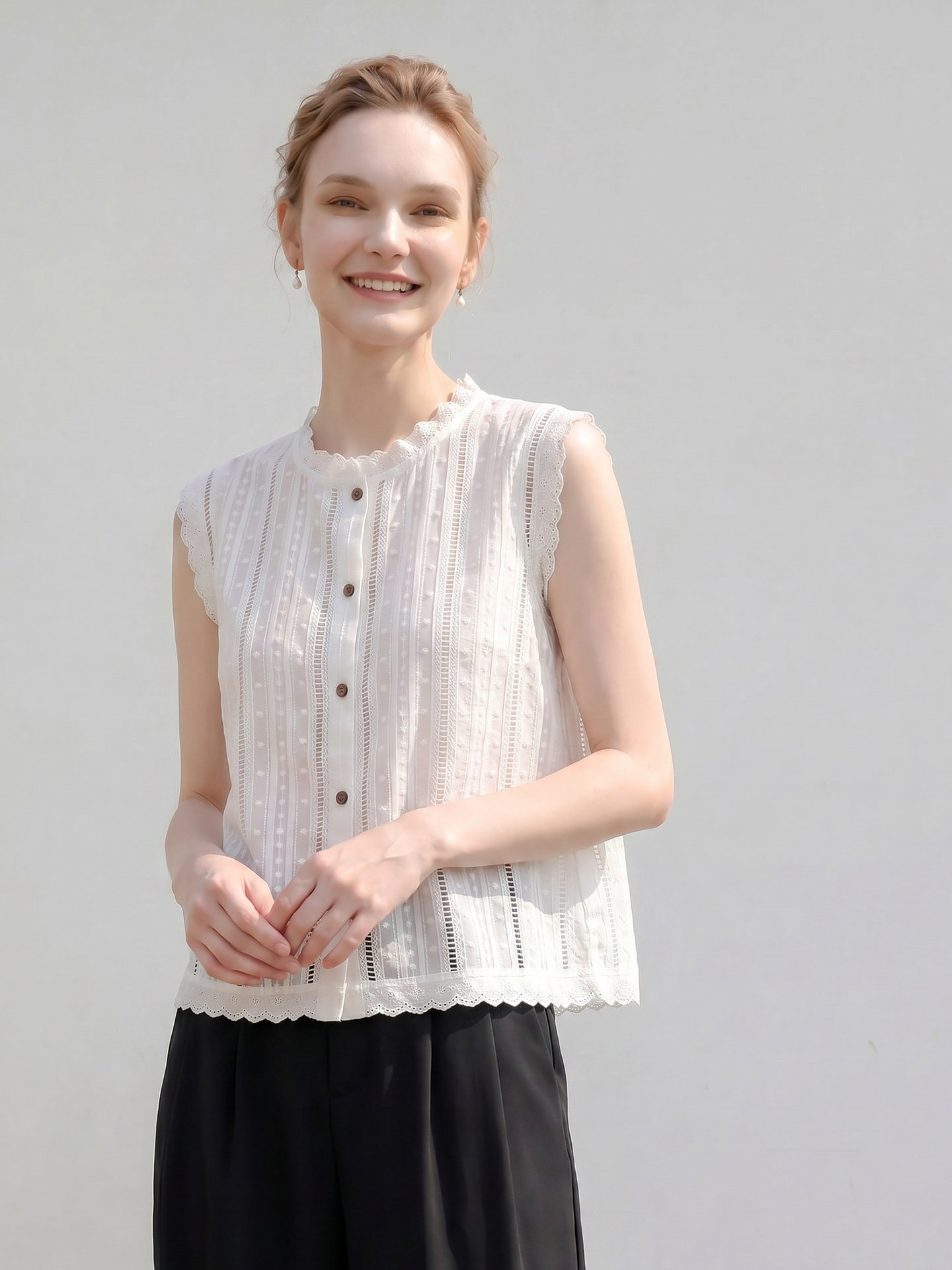 เสื้อเชิ้ตผ้าฝ้ายผสมลินินสีขาว ฉลุลาย ทรงฟรีสไตล์ ดีไซน์เรียบหรู สำหรับผู้หญิง ฤดูร้อนปี 2026 เสื้อเบลาส์ลูกไม้แขนกุด ดูอ่อนโยนและสง่างาม