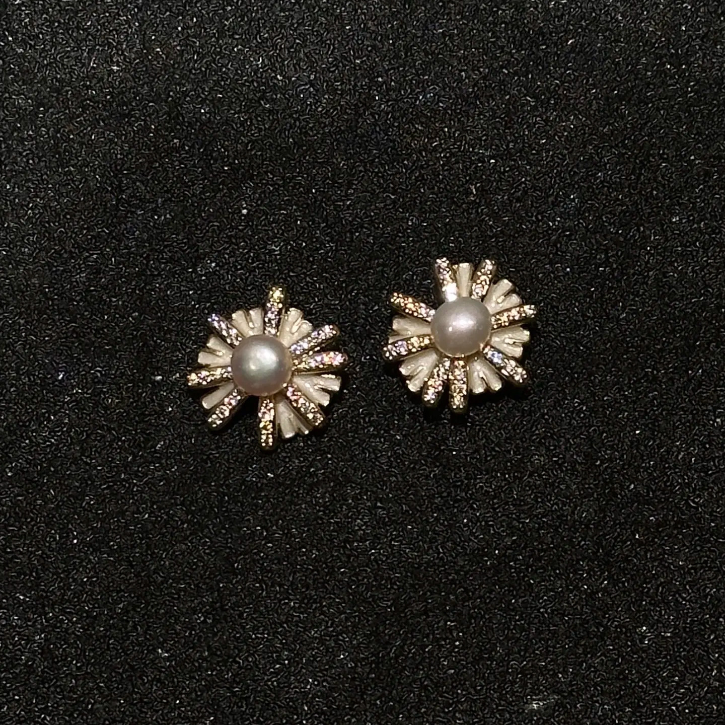 复古金色太阳花珍珠耳钉碎钻花瓣温柔轻奢通勤百搭精致银针耳饰女