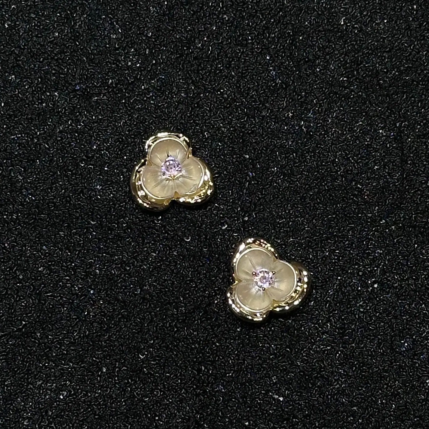 春款花朵耳钉高级感小众设计耳钉轻奢风贝壳小花配饰耳环唯美现代