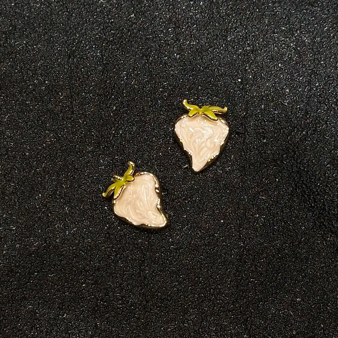 新款浅粉釉面草莓耳钉金色果蒂可爱少女小众清新日常百搭银针耳饰