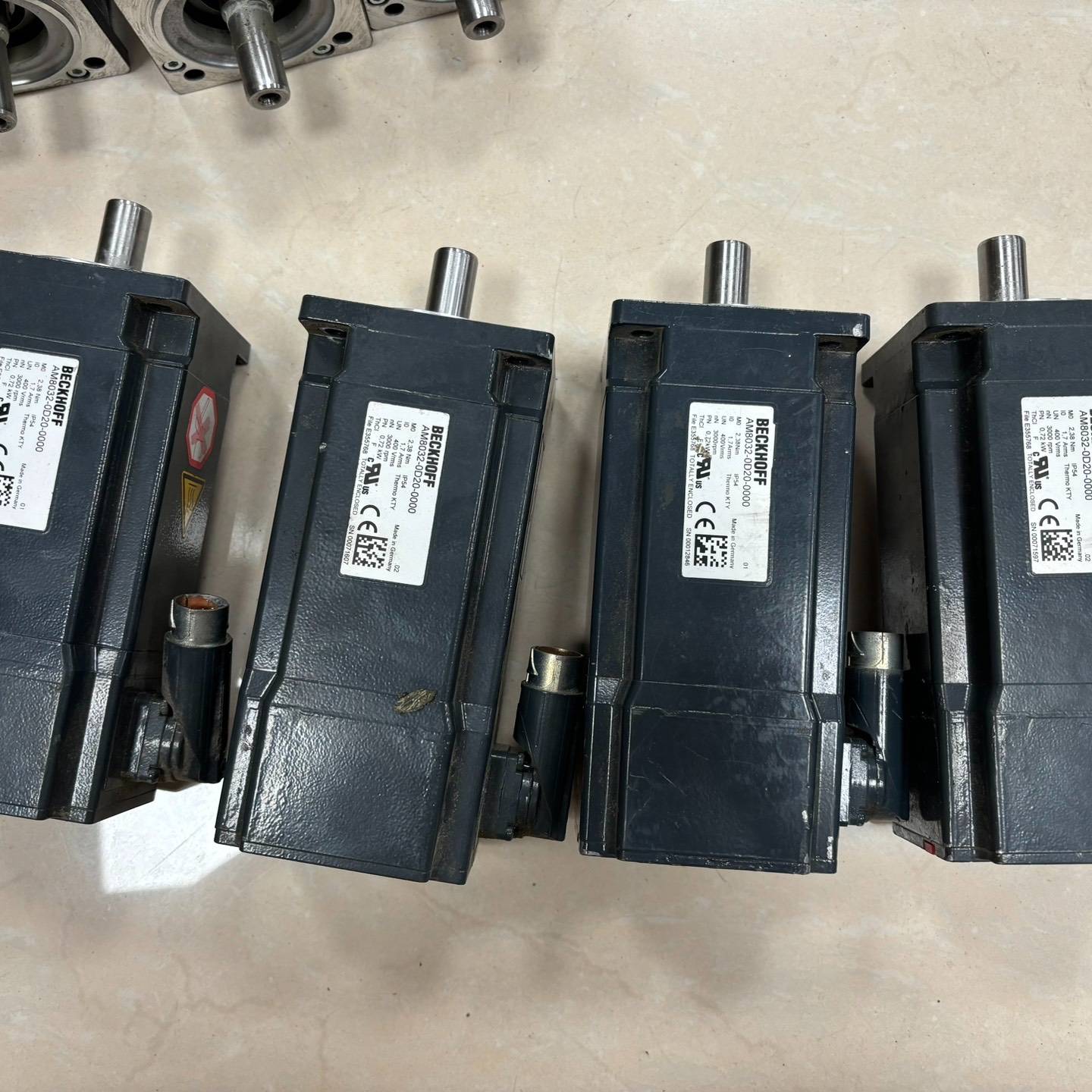倍福 AM8032-0D20-0000 0.72KW议价 也可为维修！！