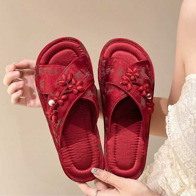 缎面新中式立体花朵防滑新娘拖鞋