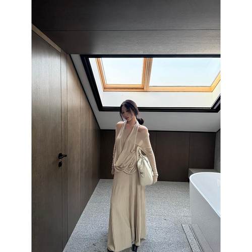 宅女家气质套装假两件荡领针织衫女秋季高腰垂感百褶长裙两件套