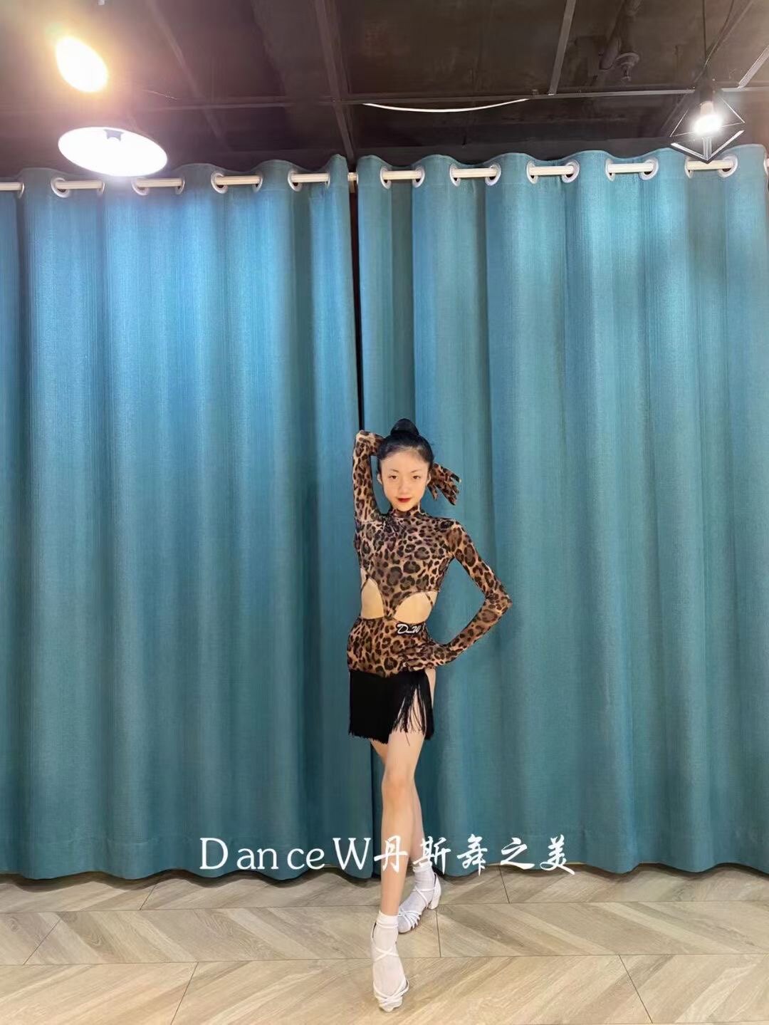 丹斯舞之美拉丁舞少儿女童豹纹手套长袖漏腰大漏背量身定制练习服