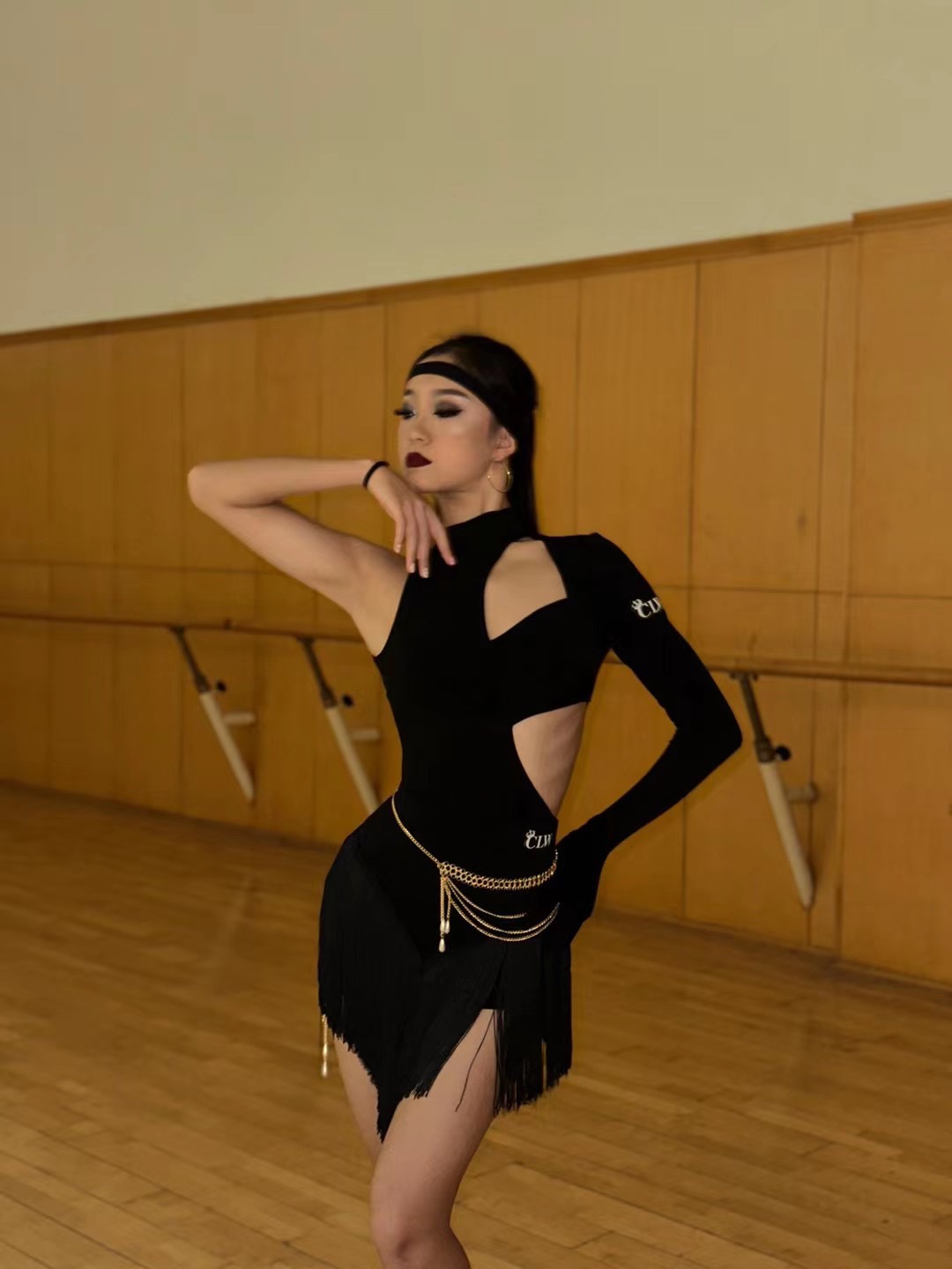 clw舞服拉丁舞女士长袖手套露背不规则花纹流苏裙腰链套装练习服