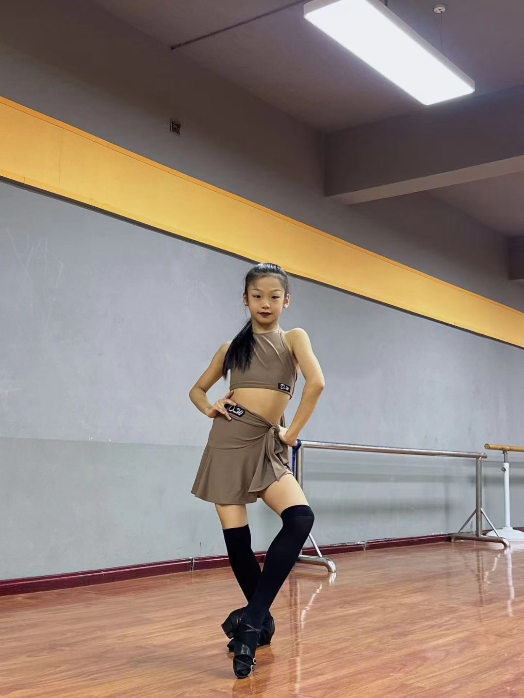 丹斯舞之美少儿拉丁舞春熙咖色分体挂脖练习服恰恰定制女童大摆