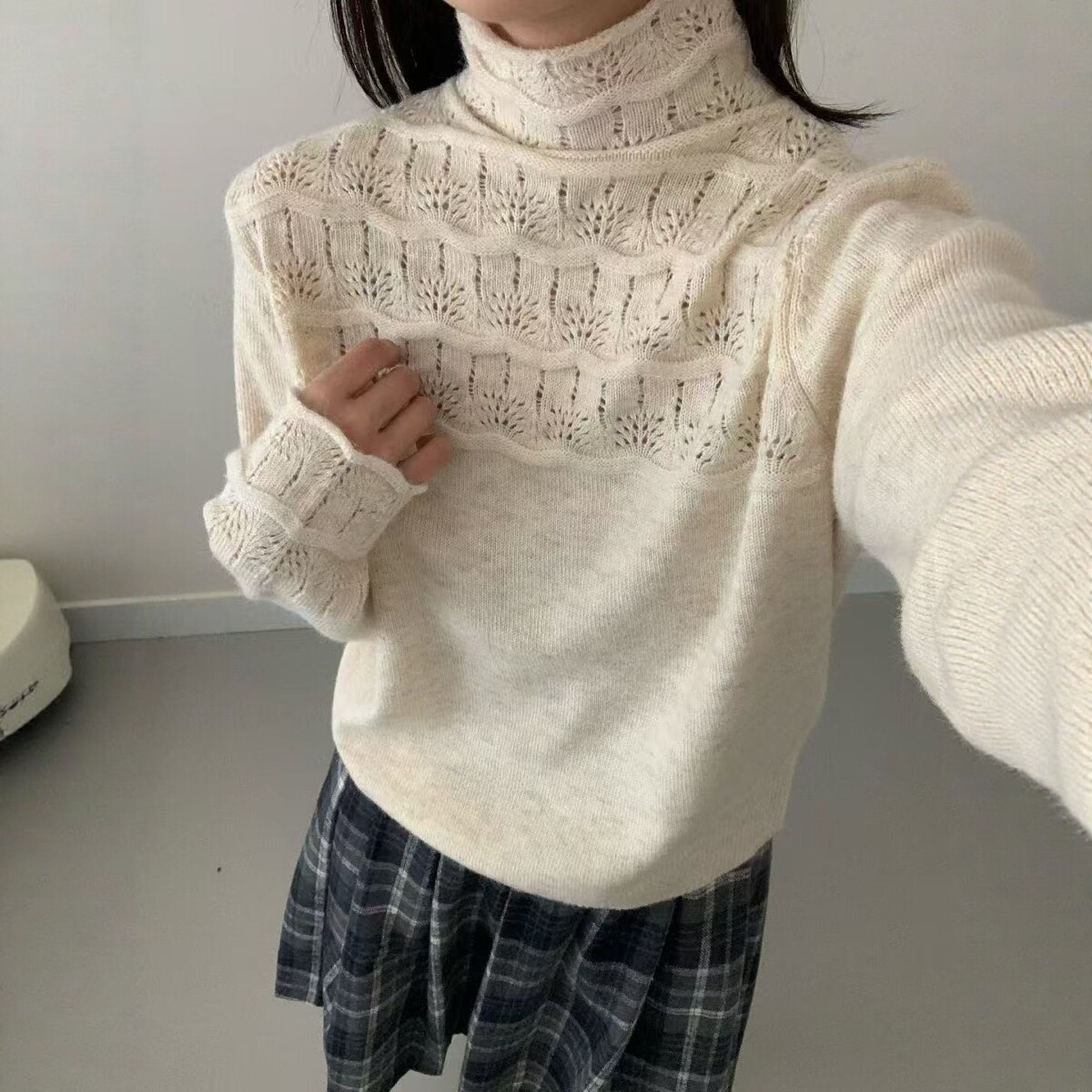 高领镂空钩花蜜熊绒羊毛针织衫女