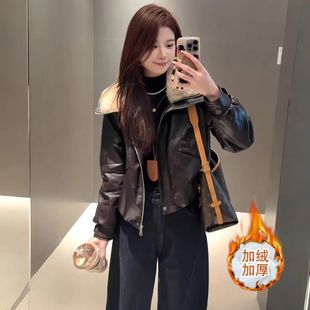时尚加绒加厚皮衣女士冬季新款时尚显瘦保暖羔羊毛领机车服皮夹克