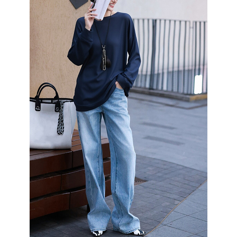 今年流行精致时尚穿搭一整套藏青色长袖上衣浅蓝色牛仔长裤两件套