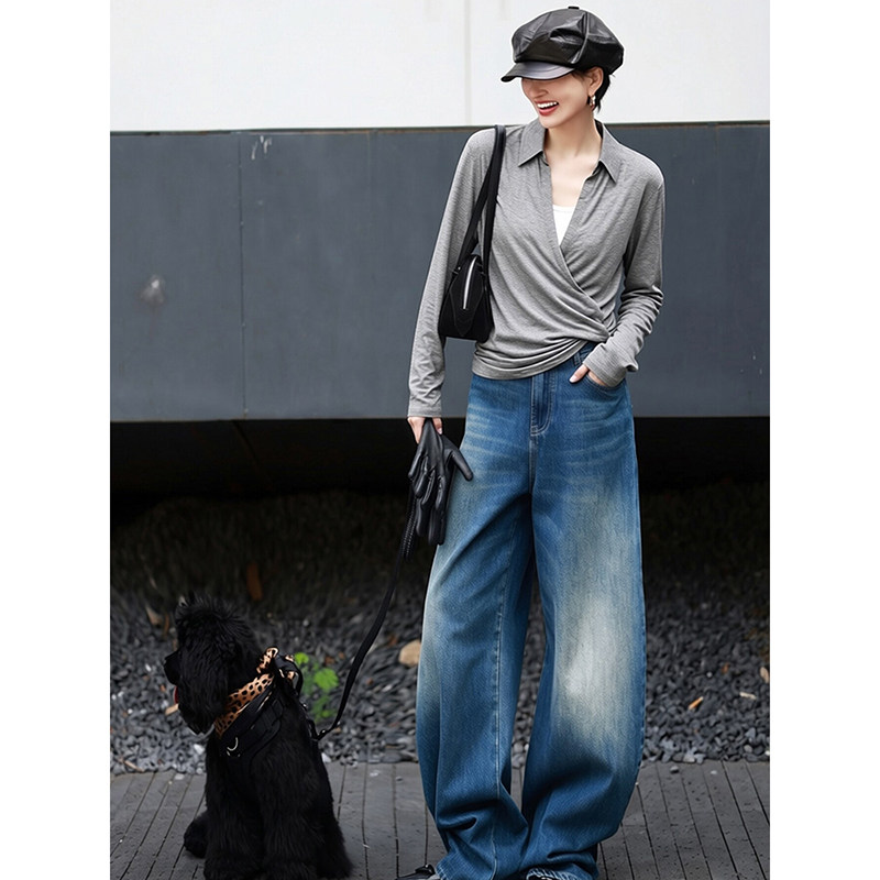 今年流行精致时尚穿搭一整套灰色翻领长袖上衣蓝色牛仔长裤两件套