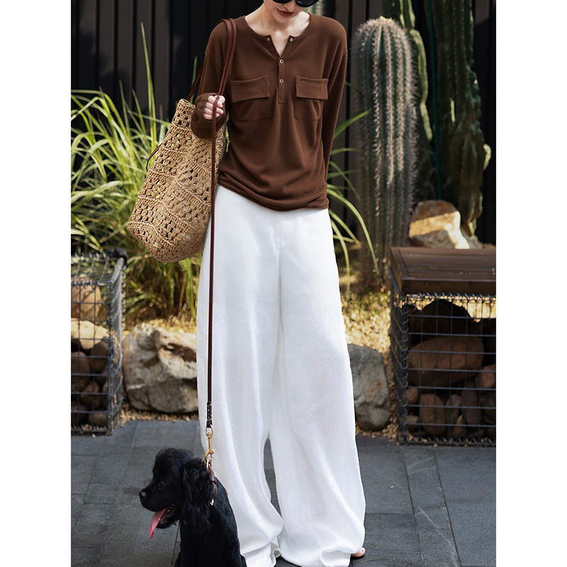 今年超火的流行时尚穿搭套装2026咖色长袖上衣白色宽松长裤两件套