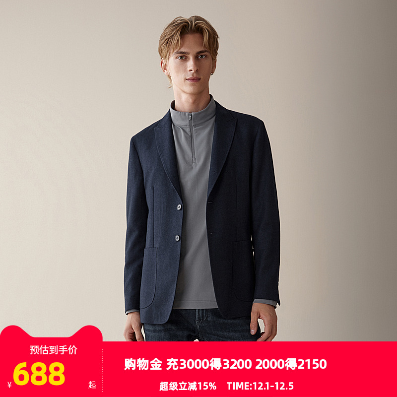 枪驳领全里设计，休闲贴袋款式