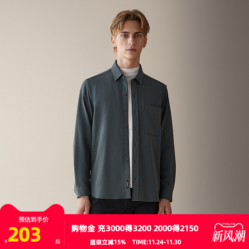 前胸口贴袋，兼具实用与设计