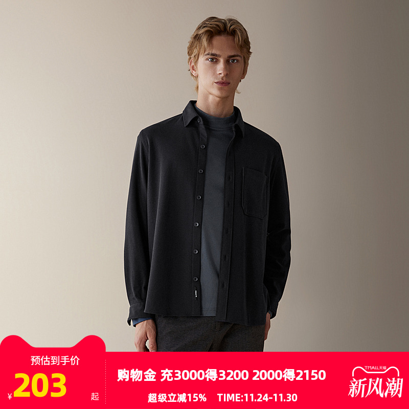 前胸口贴袋，兼具实用与设计