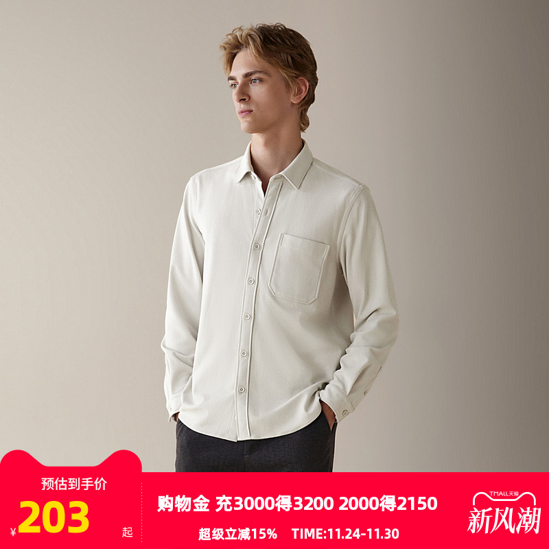 前胸口贴袋，兼具实用与设计