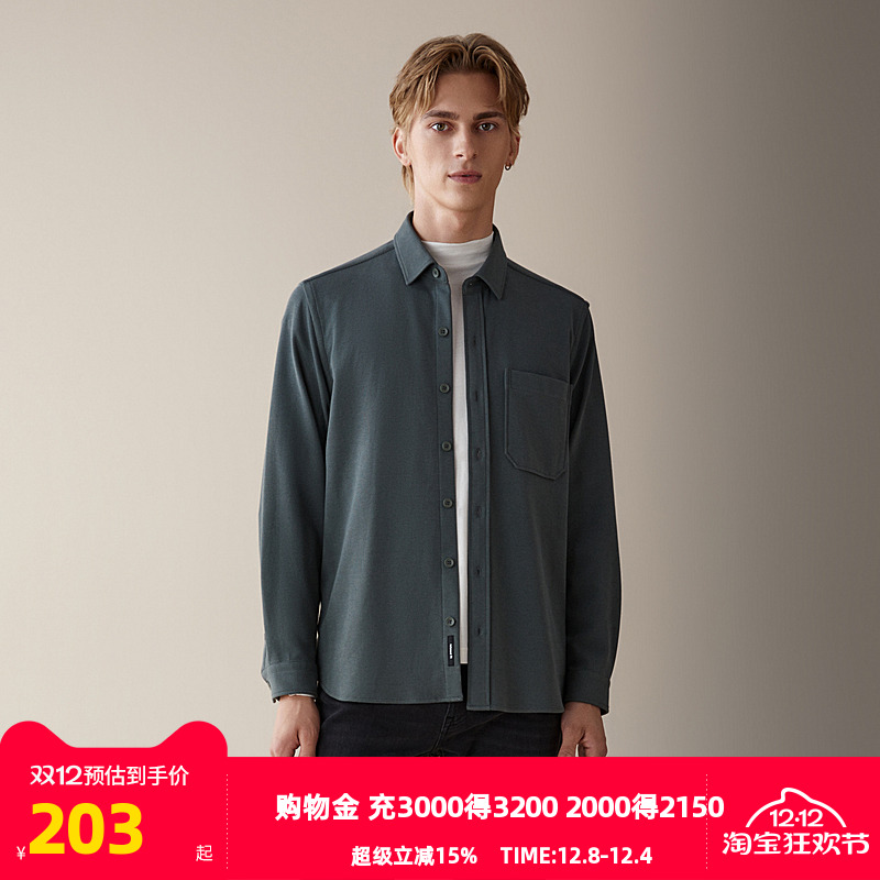 前胸口贴袋，兼具实用与设计