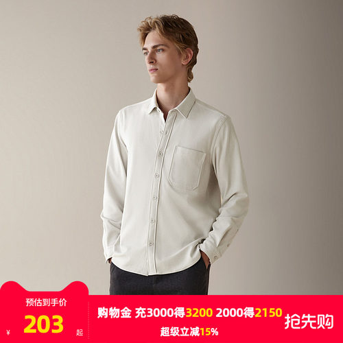 前胸口贴袋，兼具实用与设计