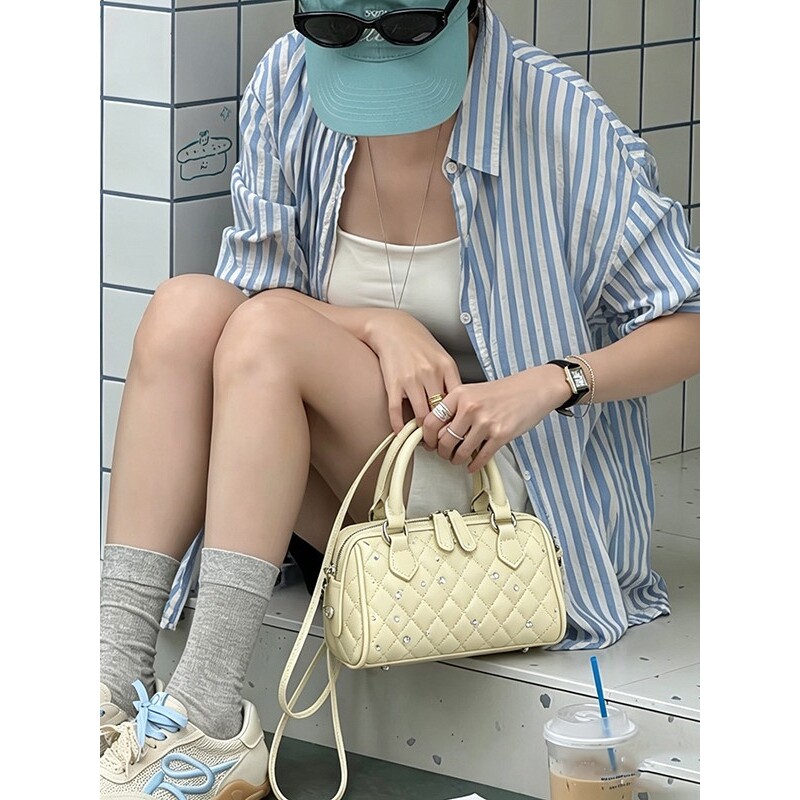 韩国明星同款夏天时尚牛仔布亮钻波士顿包包女2026新款手提枕头包