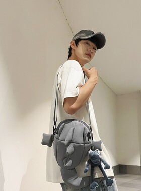韩国明星同款韩版ins小众设计稀奇古怪小挎包学生潮酷丑萌鲨鱼休