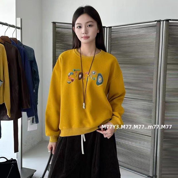 M77 学院风别致字母圆领卫衣女秋冬2025新款宽松时髦减龄百搭上衣
