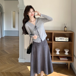 灰色时尚套装女2026春季新款小个子显瘦系带针织开衫半身裙两件套