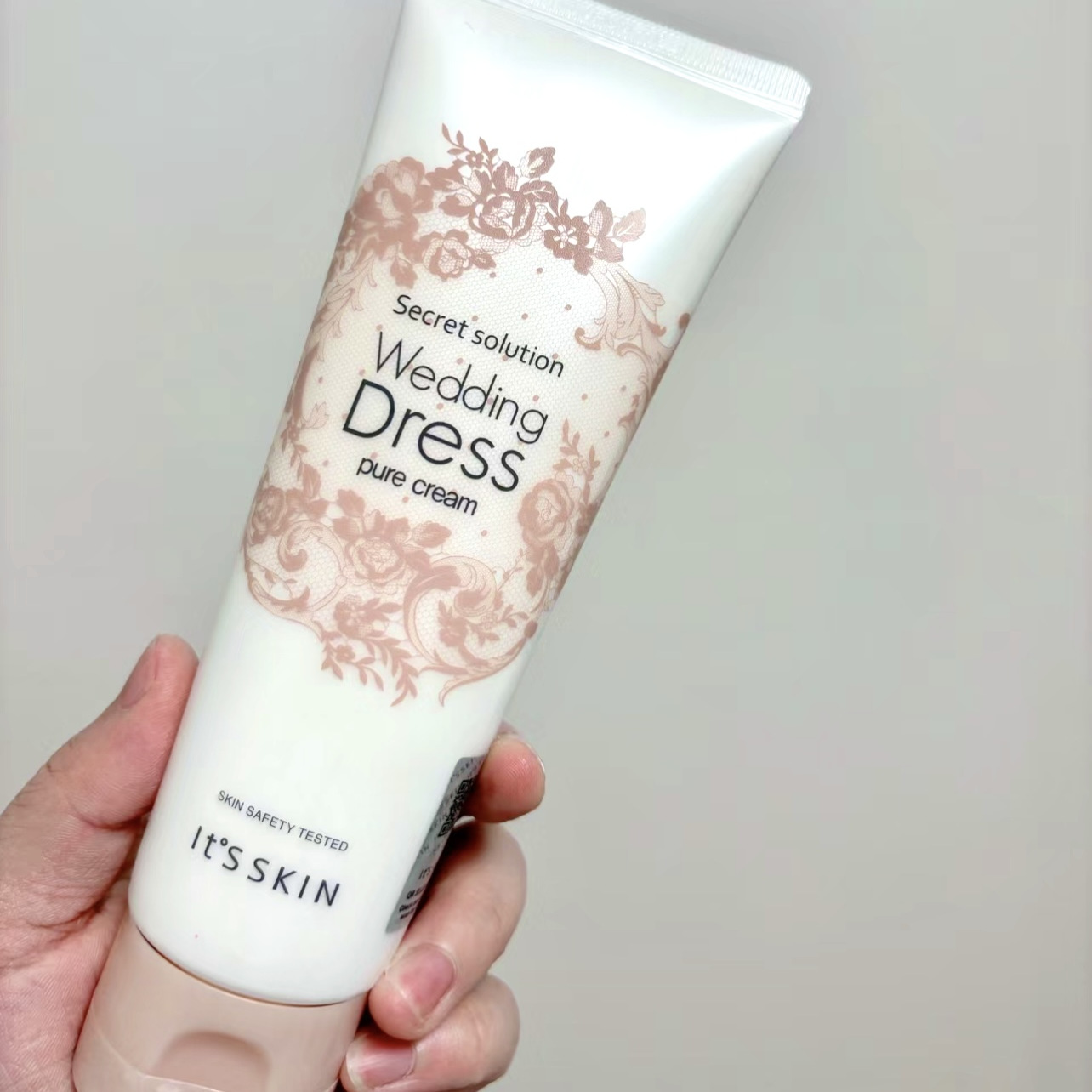 伊思韩国身体乳素颜霜