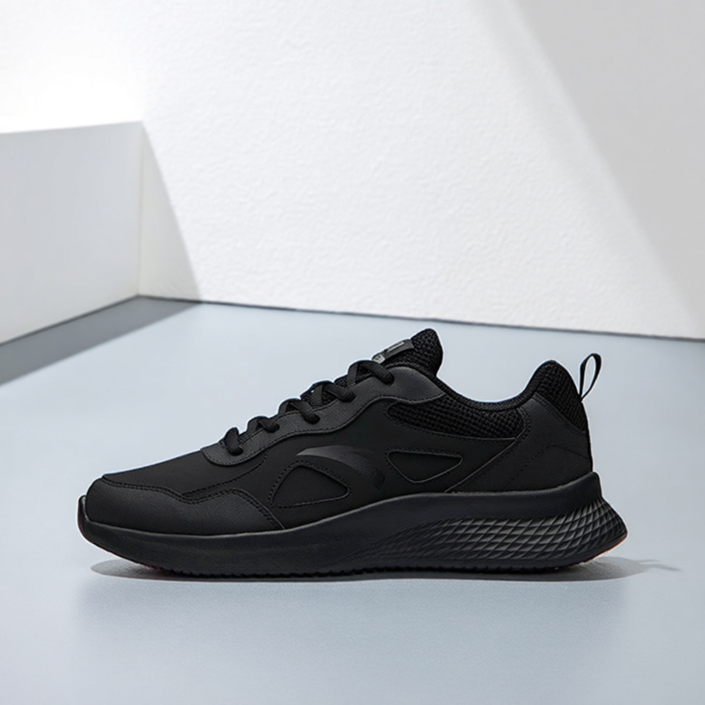 安踏男鞋运动鞋春季新款跑步鞋男士网面透气皮面黑色防水休闲跑鞋