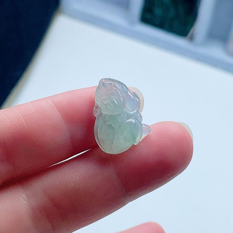 天然翡翠冰种立体猴淡绿飘阳绿