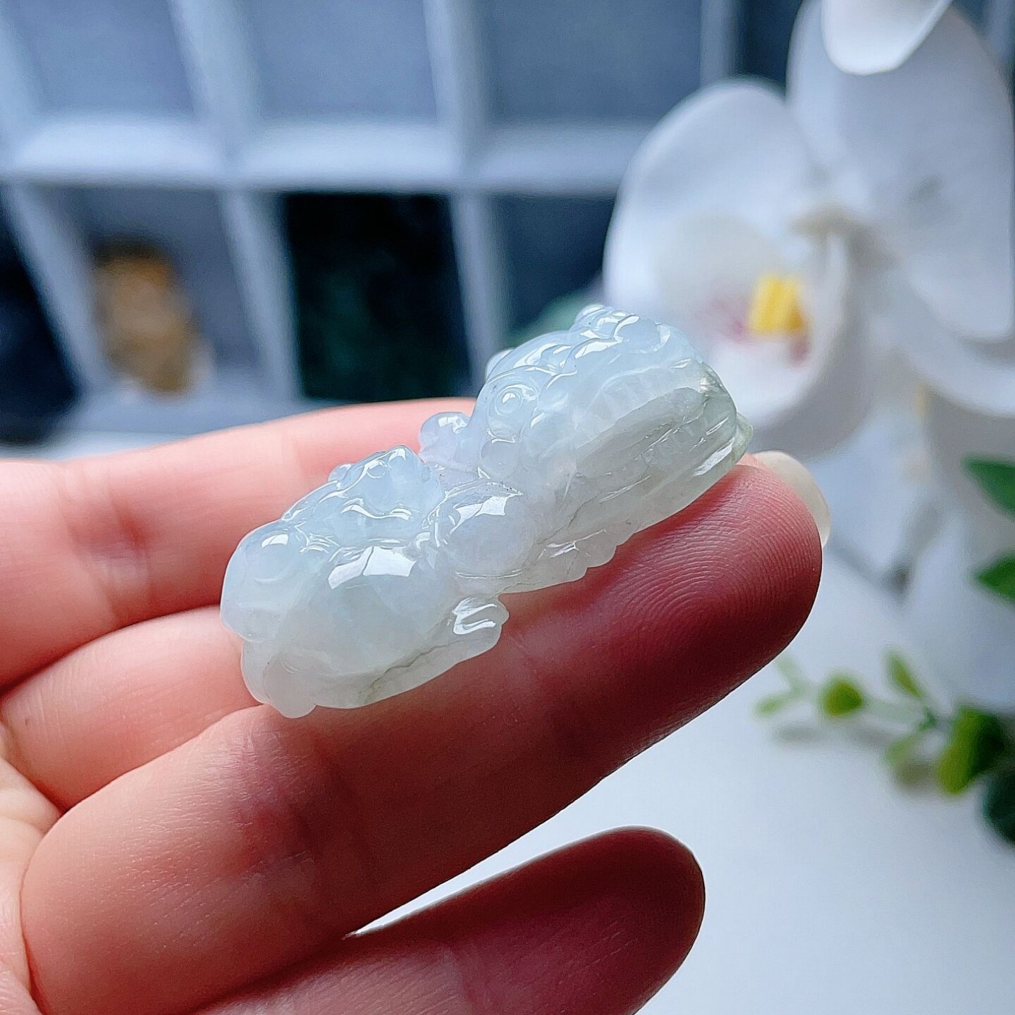 天然翡翠霸王貔貅乳白飘一点绿