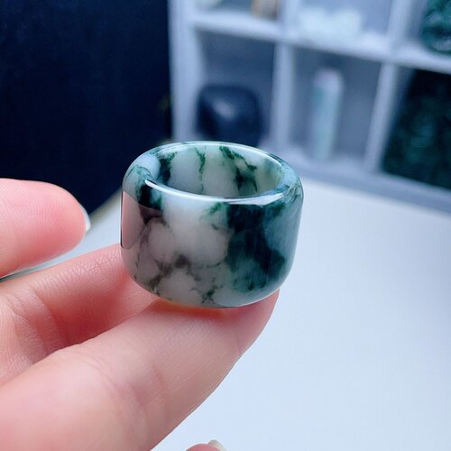 天然翡翠扳指乳白淡绿飘菠菜绿