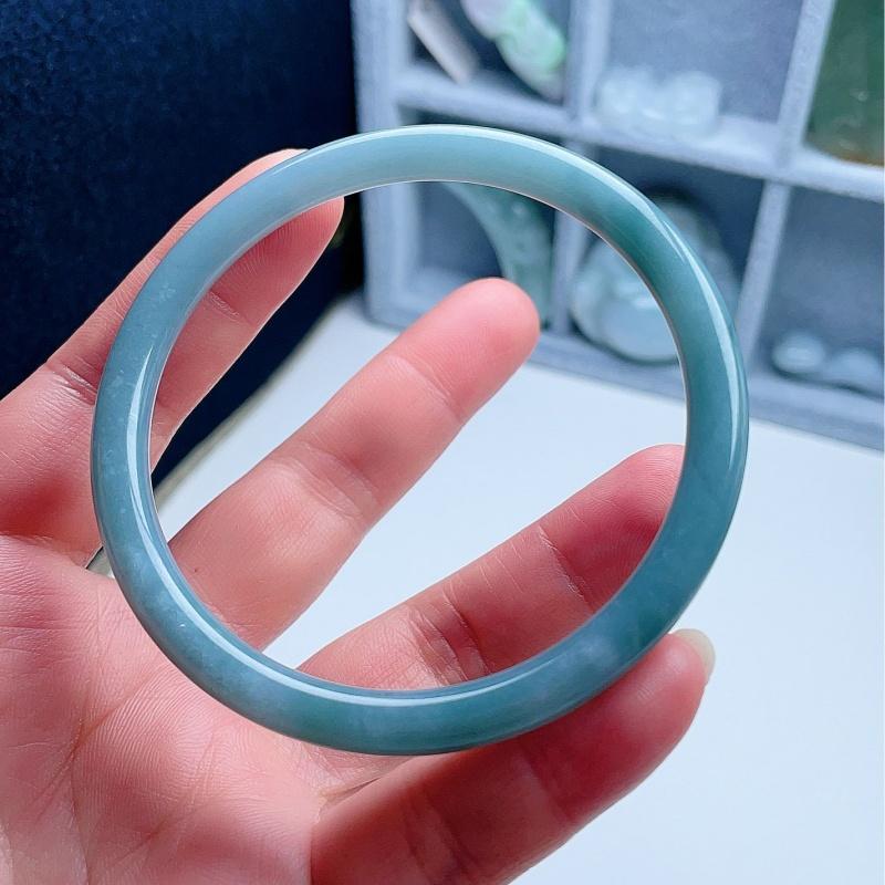 天然翡翠圆条手镯天空蓝绿飘乌鸡