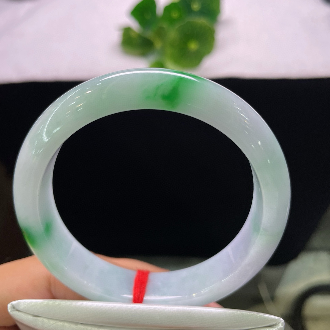 天然A货翡翠手镯飘阳绿白底青56.6mm缅甸老坑玉镯飘绿正圈玉手镯