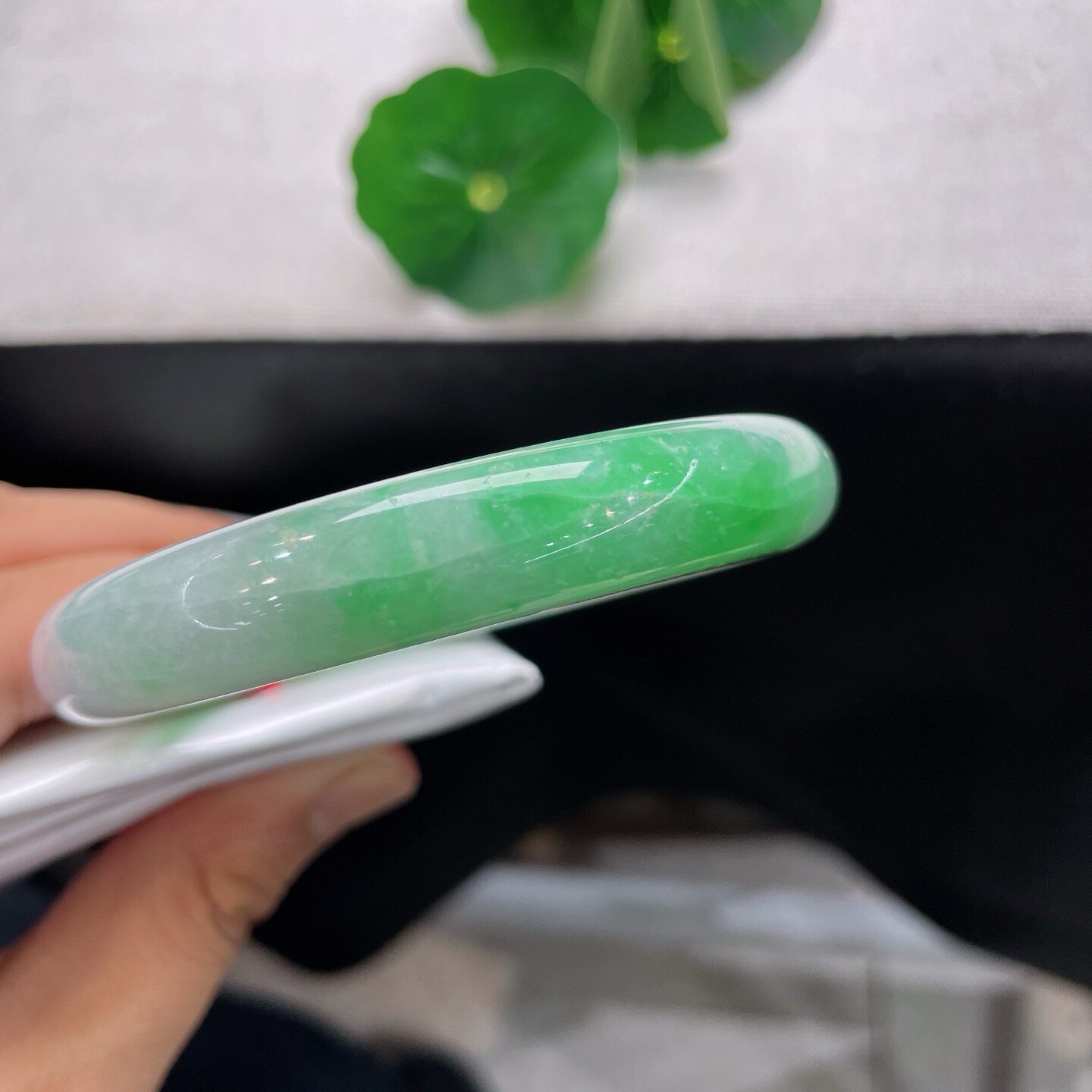 裂纹瑕疵清货天然A货翡翠飘花绿手镯60.8mm缅甸老坑正圈阳绿玉镯