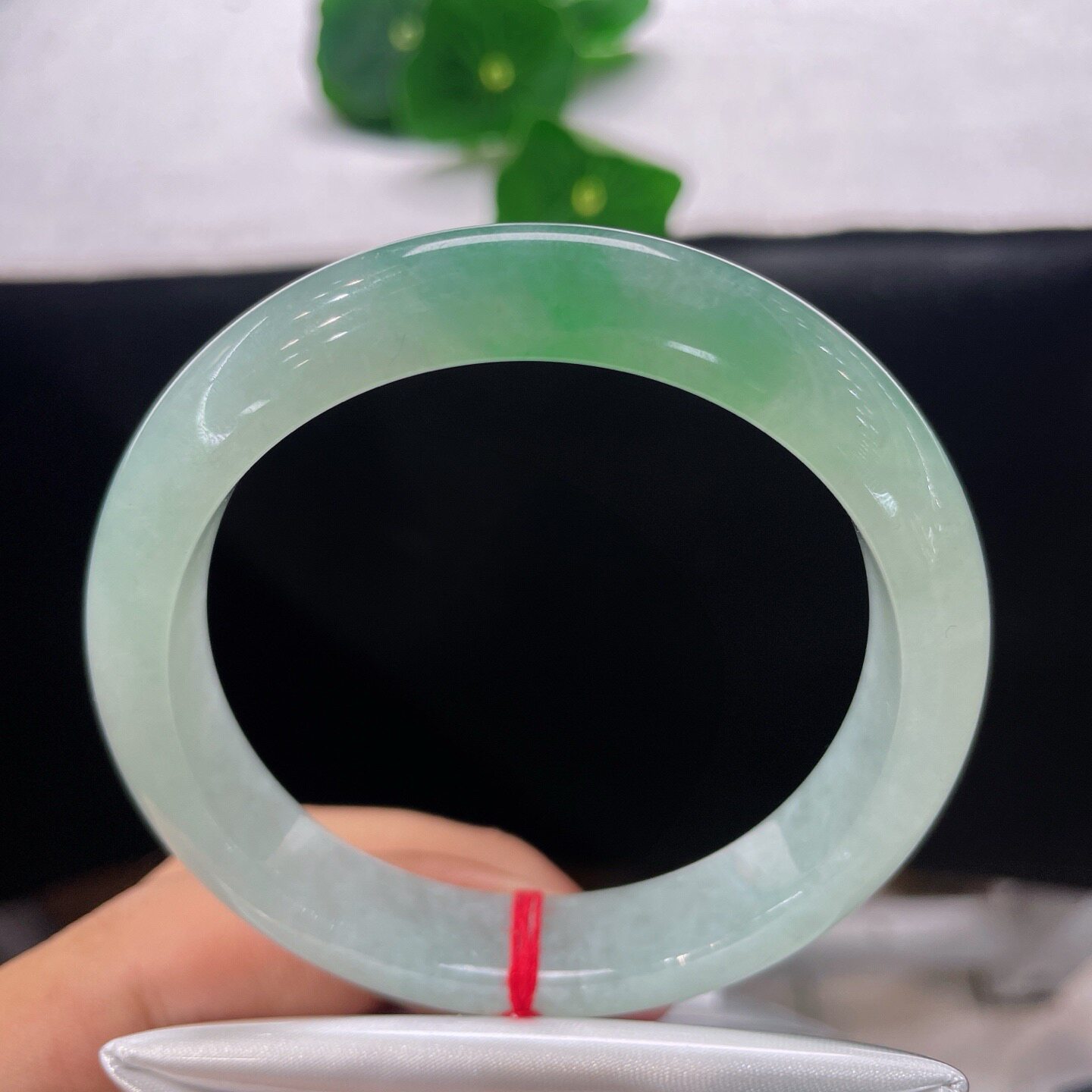 天然A货翡翠手镯乳白飘绿花57.5mm缅甸老坑玉镯白底青平安幸运镯