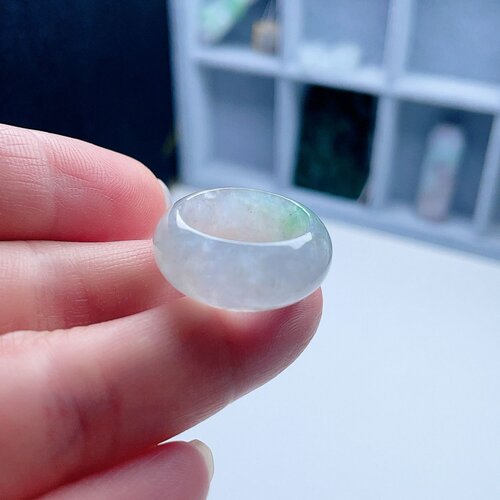 天然翡翠宽边戒指乳白淡绿飘阳绿
