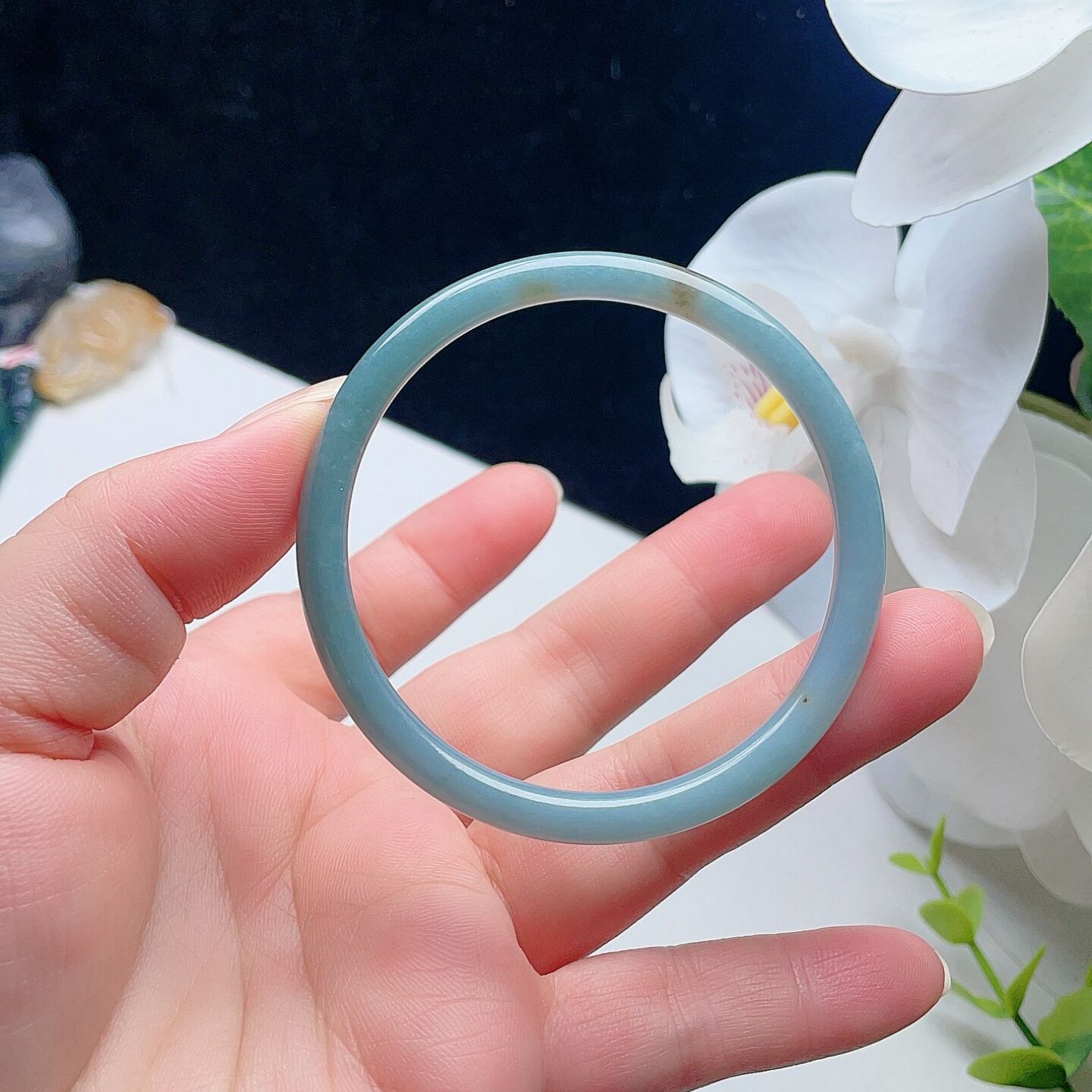 天然翡翠细边圆条手镯晴水绿飘黄