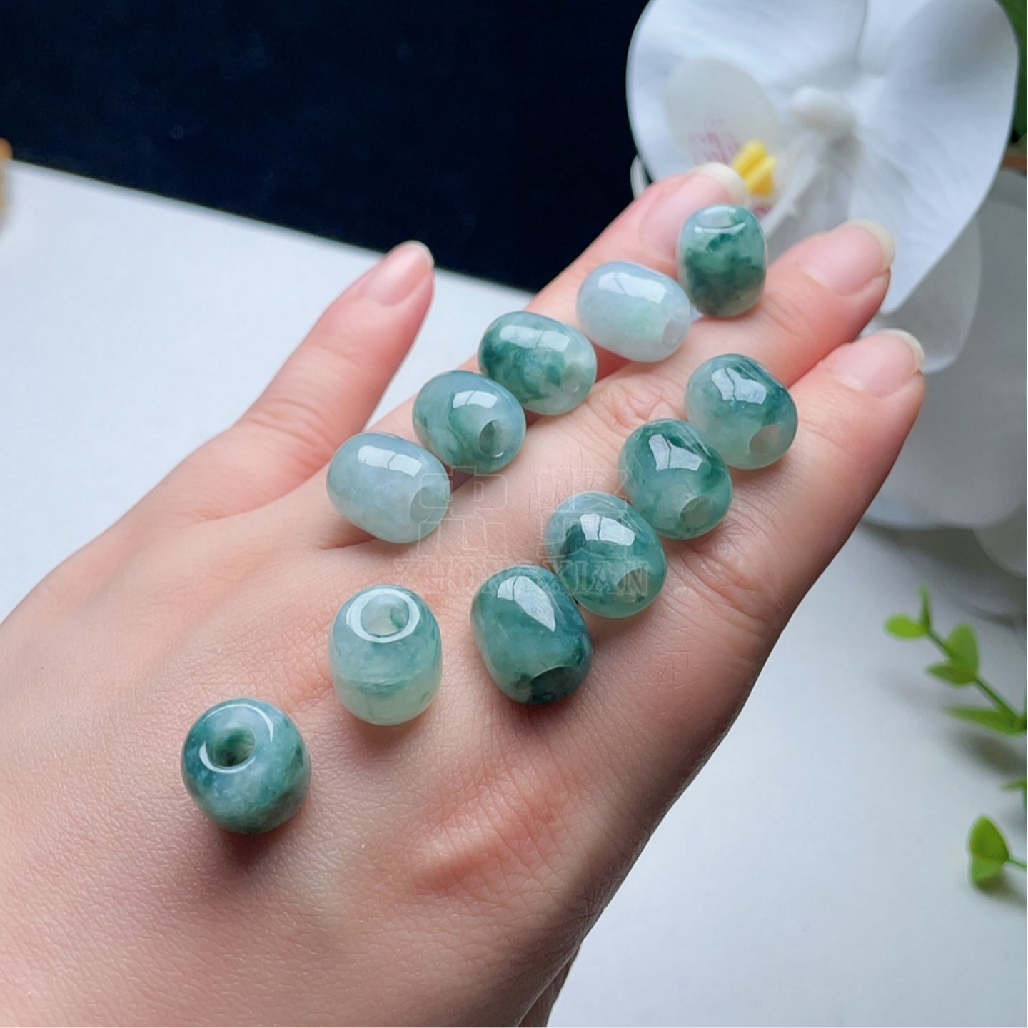 天然翡翠路路通吊坠乳白淡绿飘花