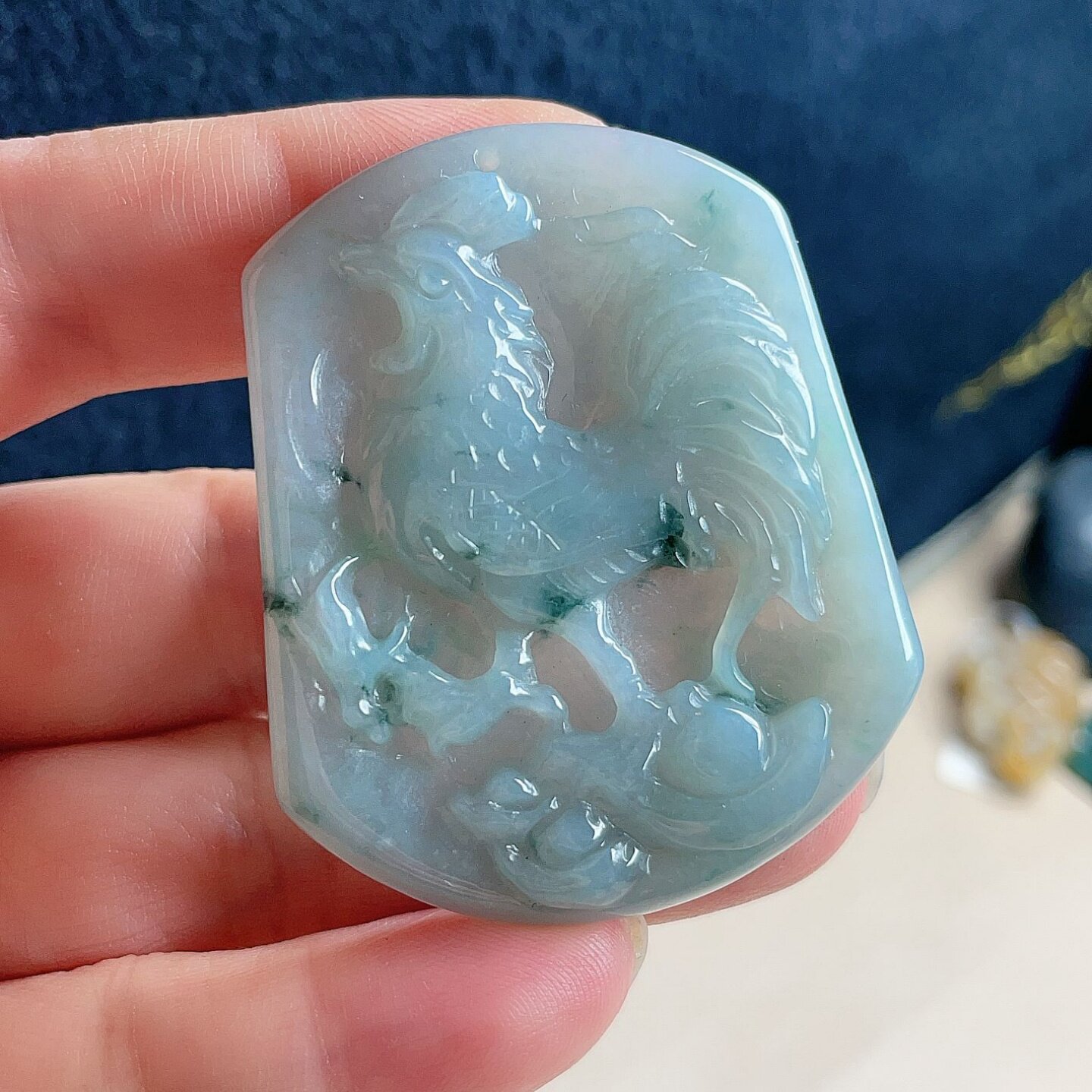 天然翡翠生肖鸡吊坠油绿飘花吉祥