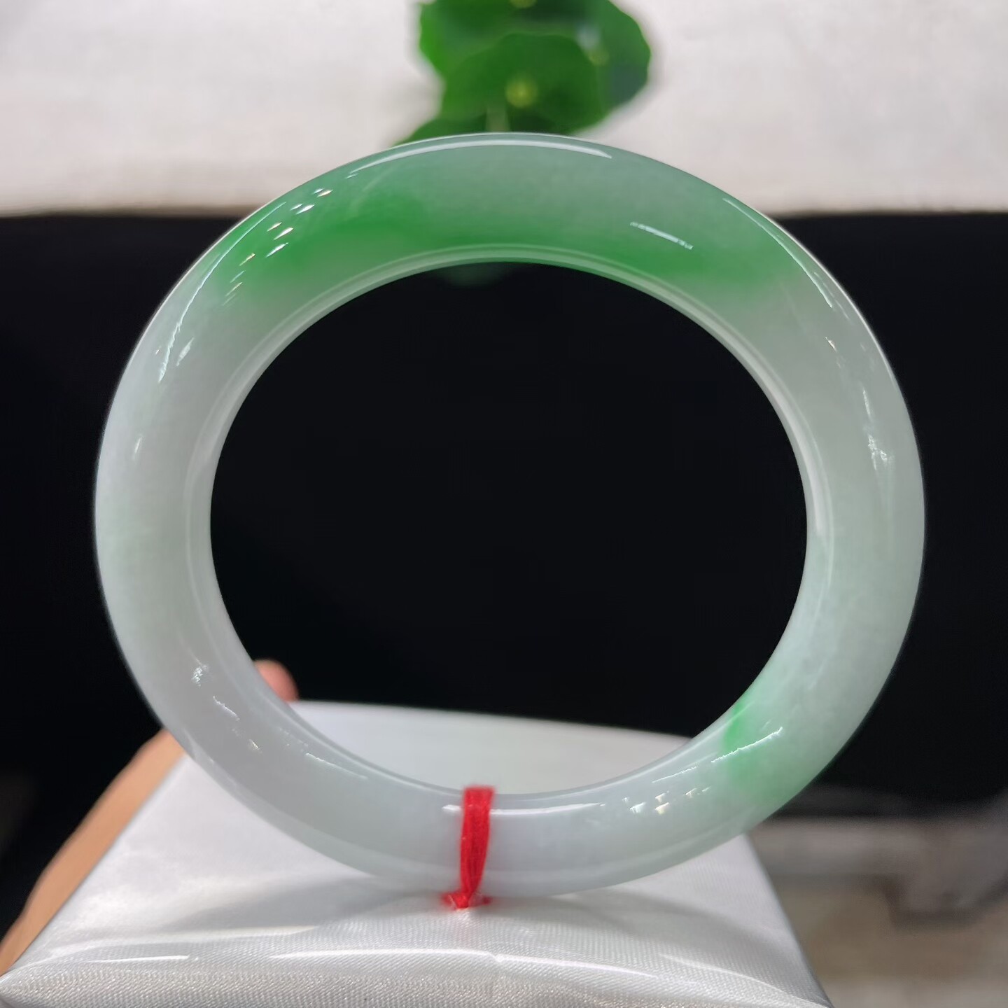 天然A货翡翠圆条手镯白底青飘阳绿53mm缅甸老坑玉镯飘绿玉环镯子